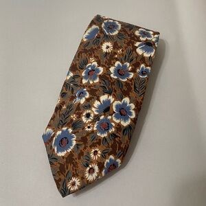 Courchevel LIKE NEW 100% silk floral classy men's neck tie
